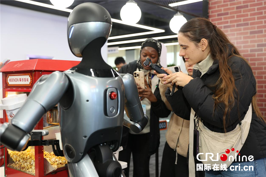 【2025打卡中国】“机器人总动员”走进现实！外国网红在郑州提前体验“未来已来”(图4)