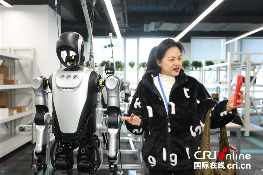 【2025打卡中国】“机器人总动员”走进现实！外国网红在郑州提前体验“未来已来”(图7)