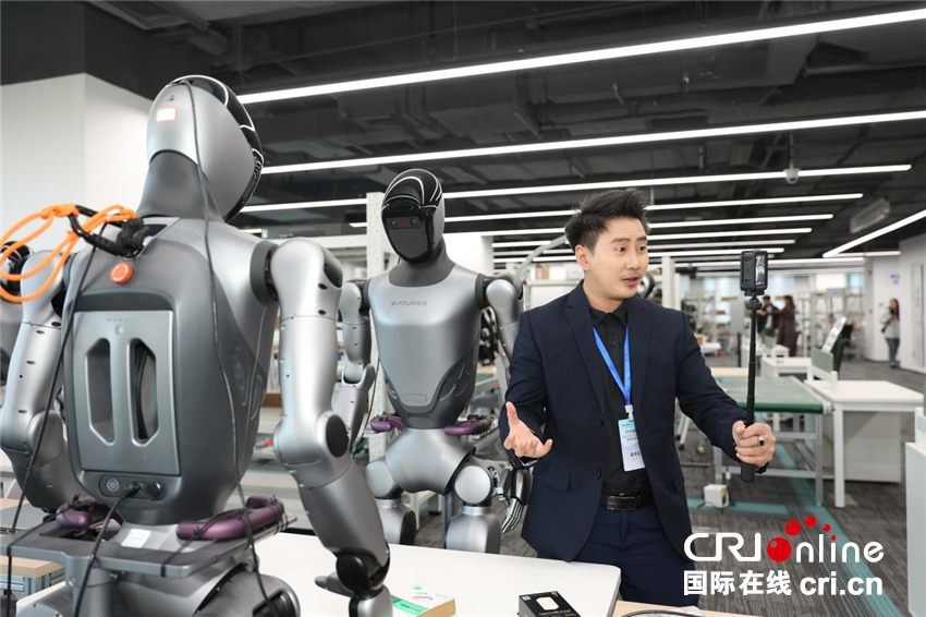 【2025打卡中国】“机器人总动员”走进现实！外国网红在郑州提前体验“未来已来”(图8)