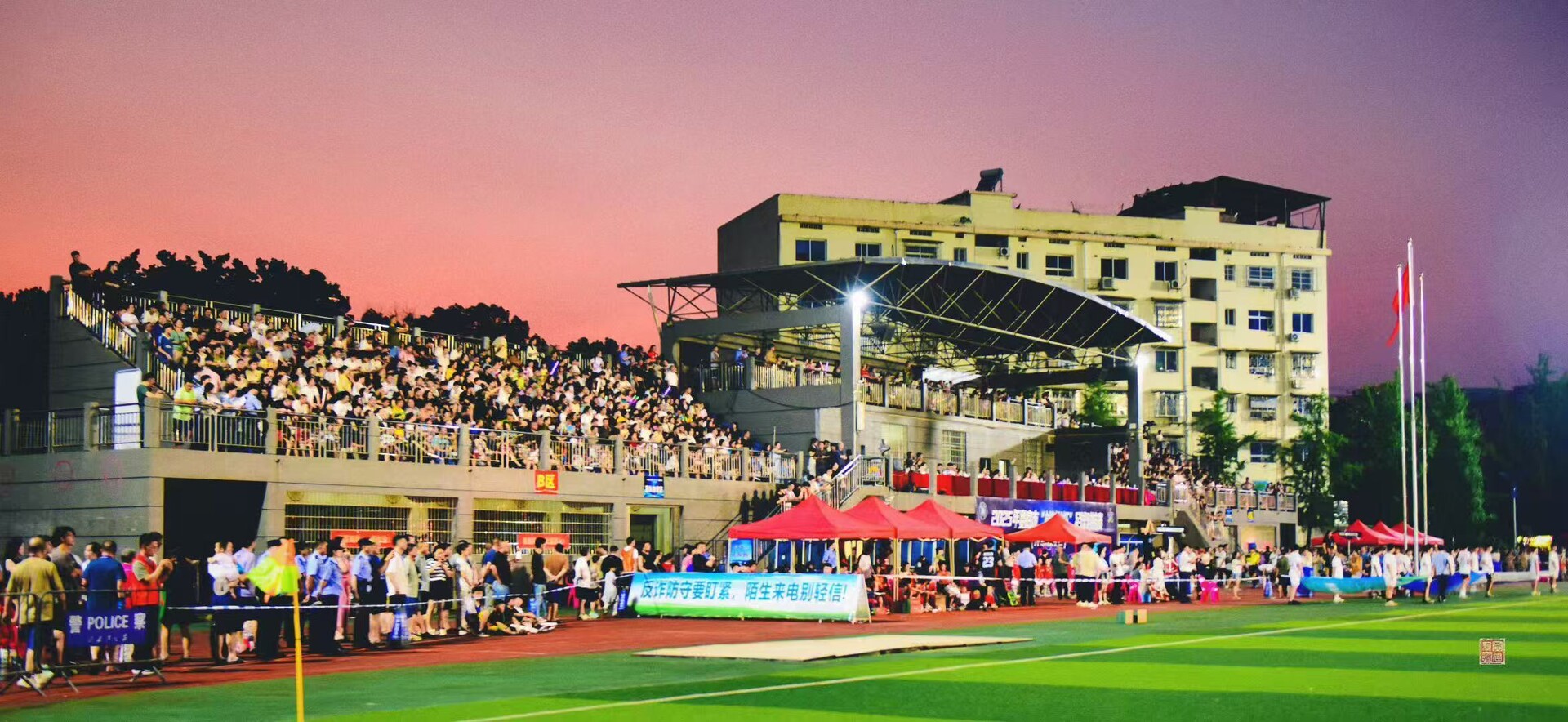 【红日岭观潮㉖】 冷水江：“比赛主场”变“消费主场”(图1)