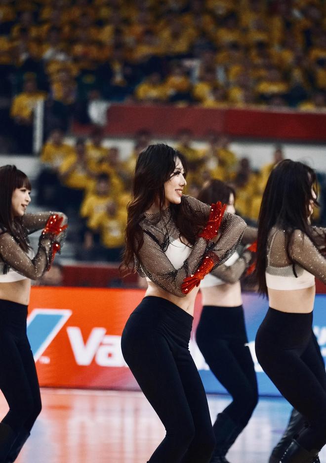 山西男篮主场封神！这支甜妹啦啦队才是赛场该有的样子