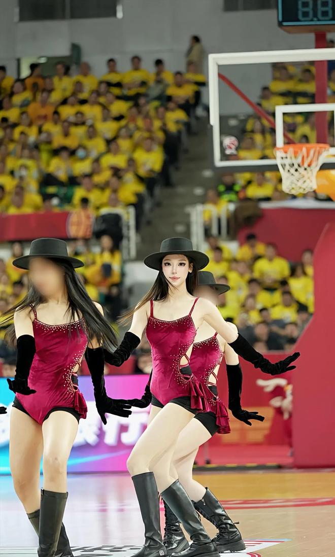 山西男篮主场封神！这支甜妹啦啦队才是赛场该有的样子(图2)