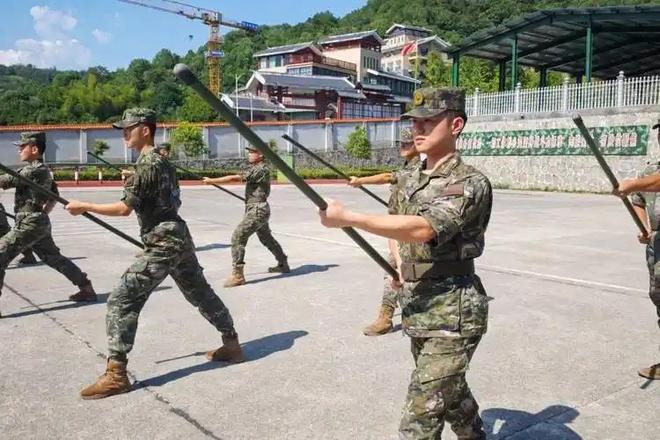 中国新黑科技亮相！军校生教室玩游戏就开炮模拟训练堪比实战