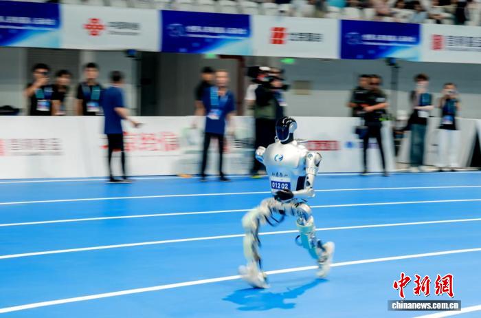 年终特稿）人形机器人“七十二变” “智”入大众生活