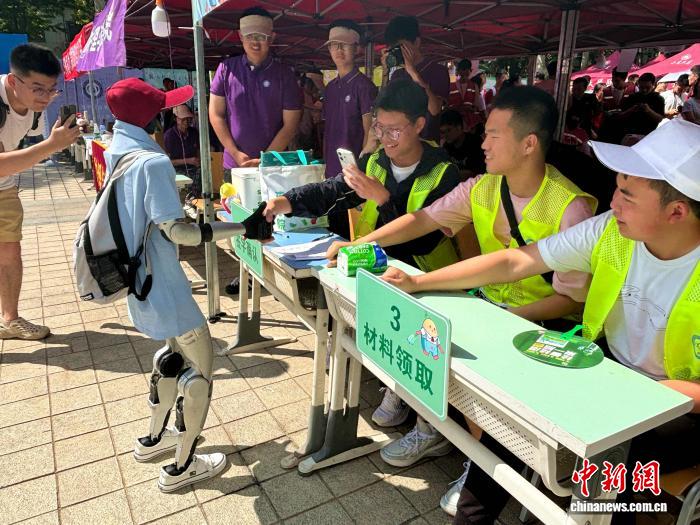 年终特稿）人形机器人“七十二变” “智”入大众生活(图3)