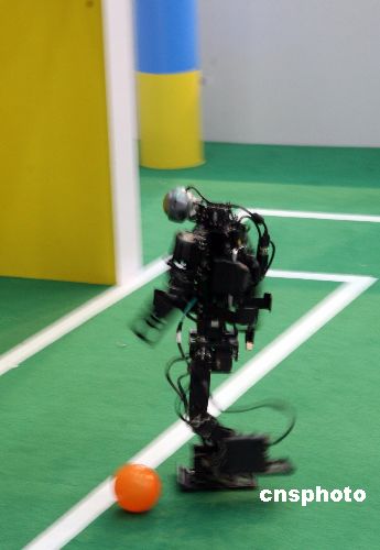 2025人形机器人全自主足球技术体验营暨技术交流赛在济南举行
