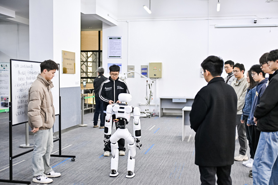 青岛首家人形机器人学校开学啦