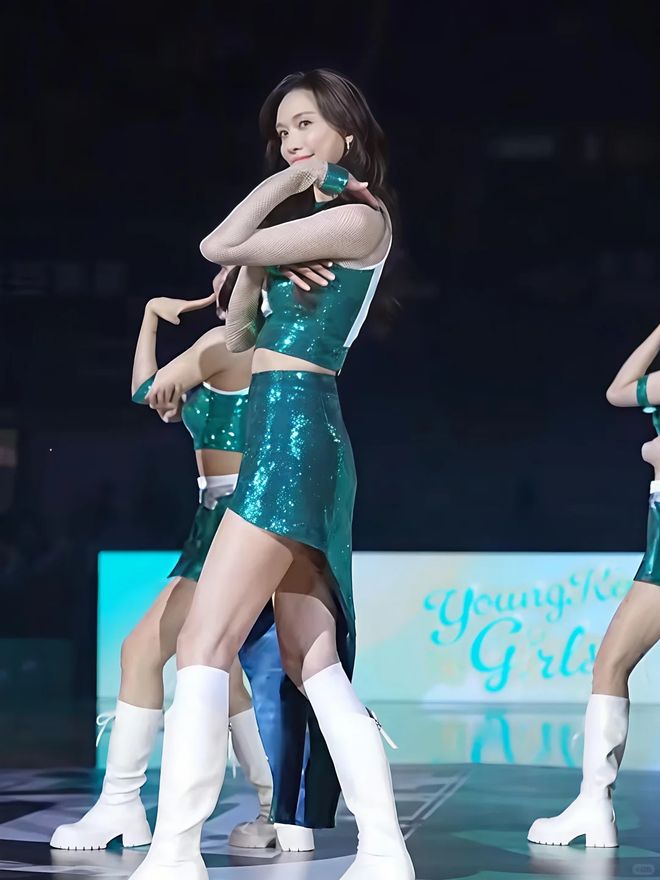 51岁林志玲穿绿色啦啦队服惊艳亮相！与青春少女同台热舞太美了(图3)