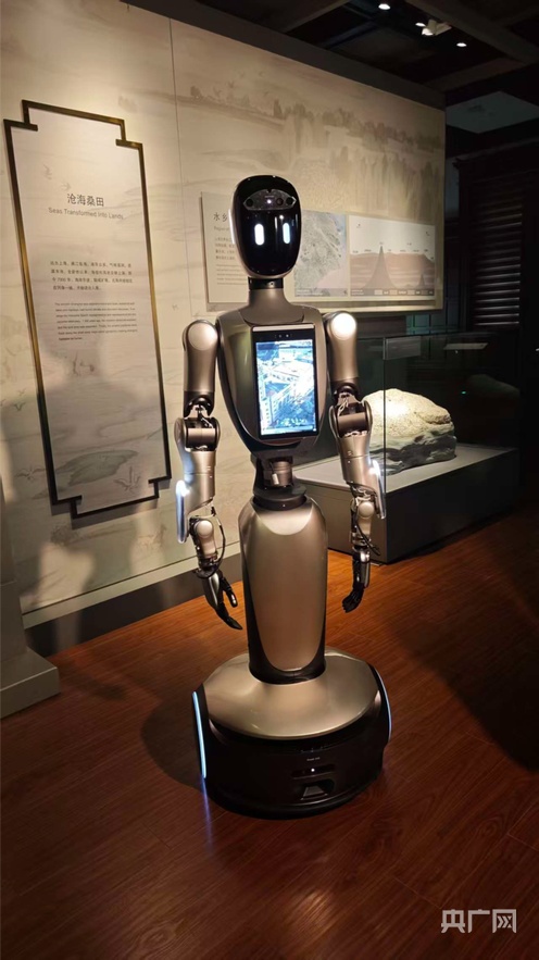 AI让文物会说话 全国首个智能导览员“历小博”上岗(图1)