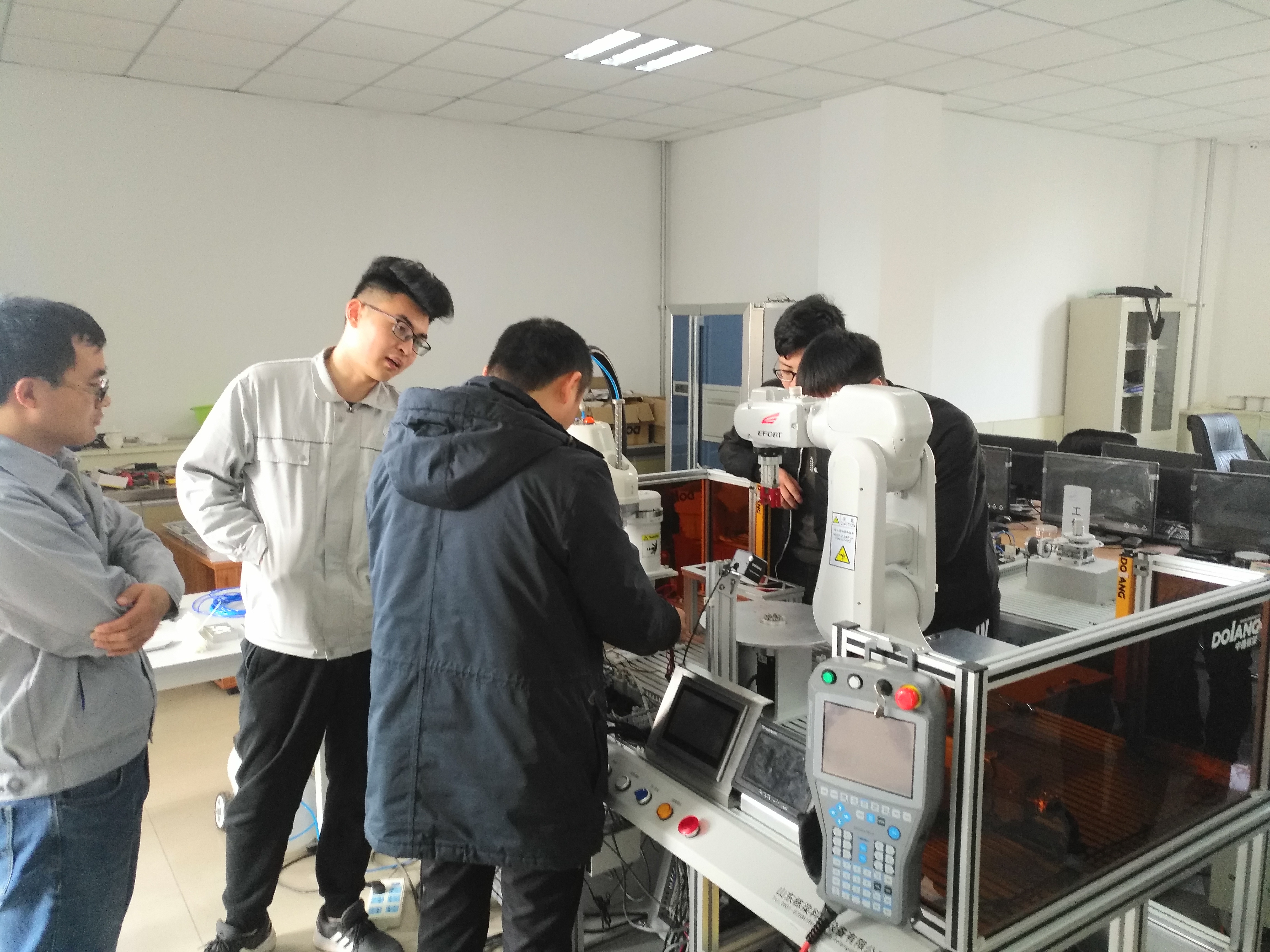 四川自贡人形机器人数据采集测试中心投运 Walker S2开启智能新征程(图1)