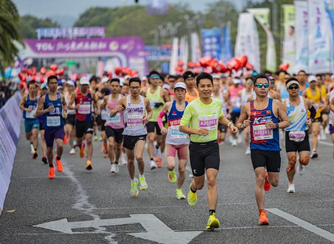 13000名跑者用脚步丈量“岭南名郡” TCL·2025惠州马拉松激情开跑(图2)