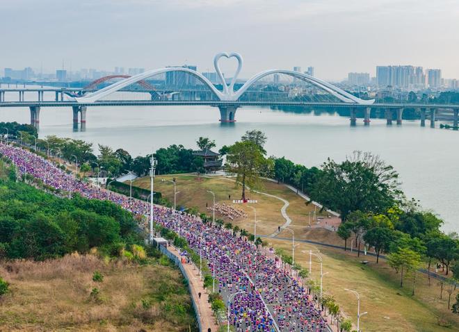 13000名跑者用脚步丈量“岭南名郡” TCL·2025惠州马拉松激情开跑