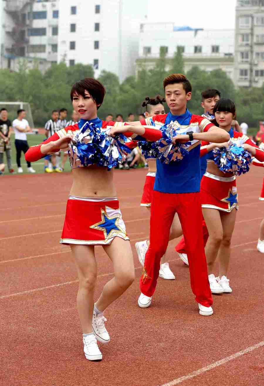 赛场边的“人气王”！韩国啦啦队员金泰琳凭实力圈粉无数