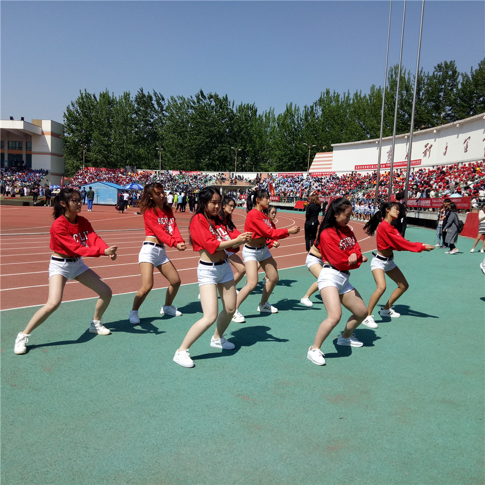 啦啦队女神张雅涵：从素人到明星的成长密码