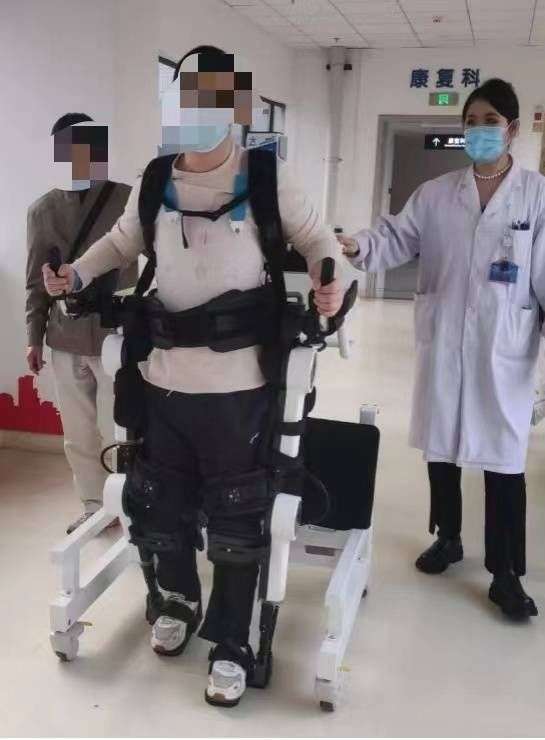 中心城区首家人工智能7S旗舰店开业武昌滨江有了人形机器人研产销的完整链条(图1)