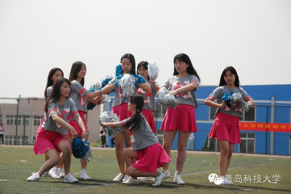 足球场啦啦队美女身上画颜料